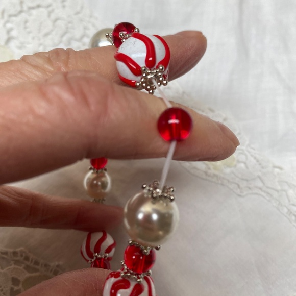 Christmas Stretch Bracelet Painted Red And white Glass Beads - Picture 5 of 12